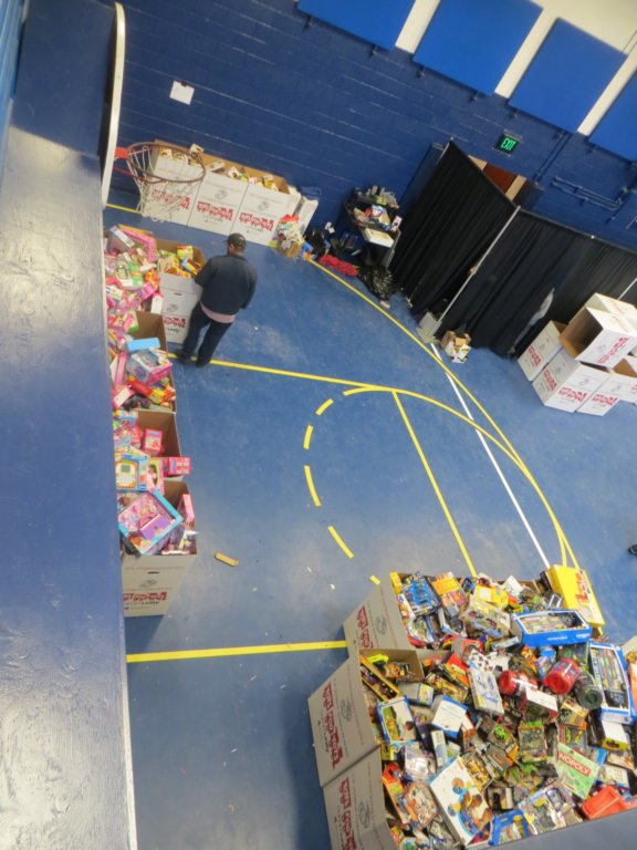 toysfortots2013distributioncenterlastdaygettingthin3.jpg