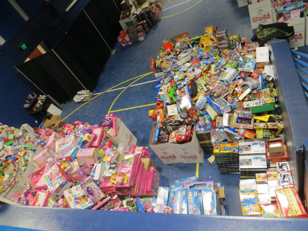 toysfortots2013distributioncentertoysort2.jpg