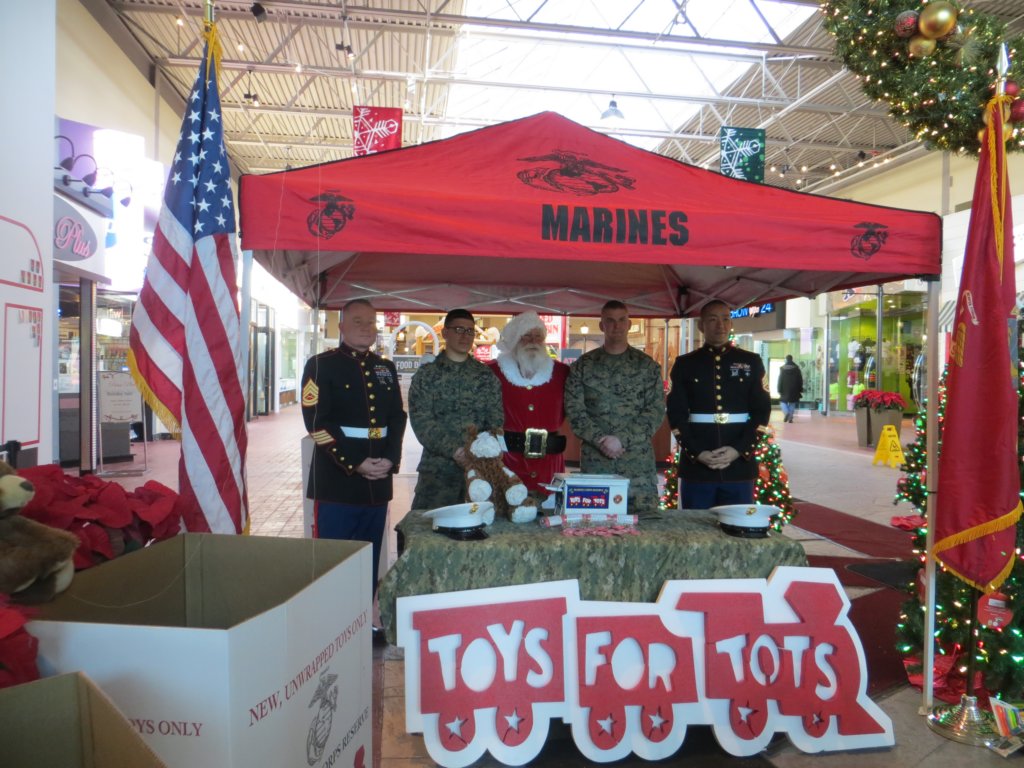 toysfortots2013valleyfairmalltoydrive10.jpg